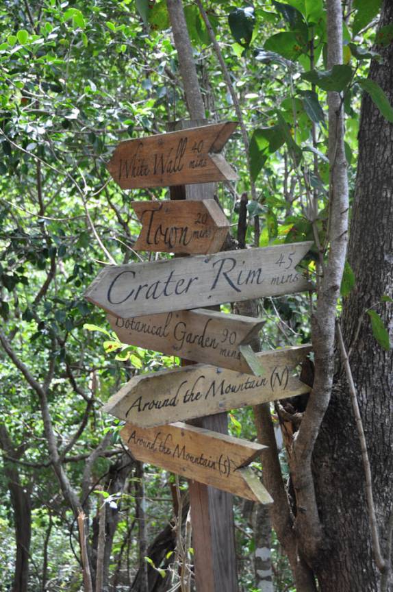 Indicações na trilha para o The Quill, em Statia - Caribe